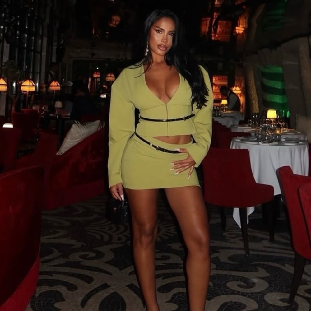 VIRAL NEW ZARA PISTACHIO Belted Skirt size S
🚨NO DISCOUNT ON THIS SET